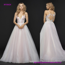 Alabaster Ombred Tulle Keyhole Back avec détail de corset et dentelle festonnée robe de mariée Accent avec Full Ombre Tulle Skirt